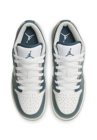 Et par hvide og teal Air Jordan sneakers med hvide snørebånd, polstrede kraver og Jumpman-logoer på tungerne og indersålerne, set ovenfra.