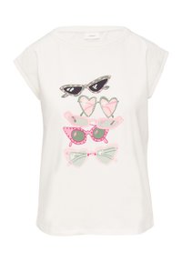 Biała koszula z krótkim rękawem z nałożonym graficznym wzorem pięciu kolorowych okularów przeciwsłonecznych w różnych kształtach i wzorach z przodu.