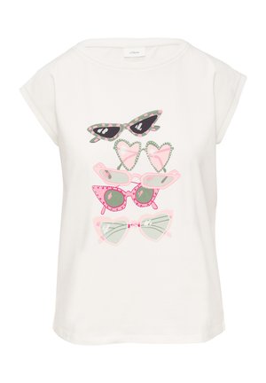 Wit T-shirt met korte mouwen met een gestapelde grafiek van vijf kleurrijke zonnebrillen in verschillende vormen en patronen op de voorkant.