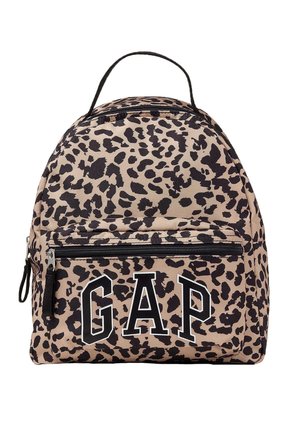 Petit sac à dos avec imprimé léopard beige et noir, fermeture éclair noire, poche avant et poignée, avec de grandes lettres noires GAP sur la poche avant.