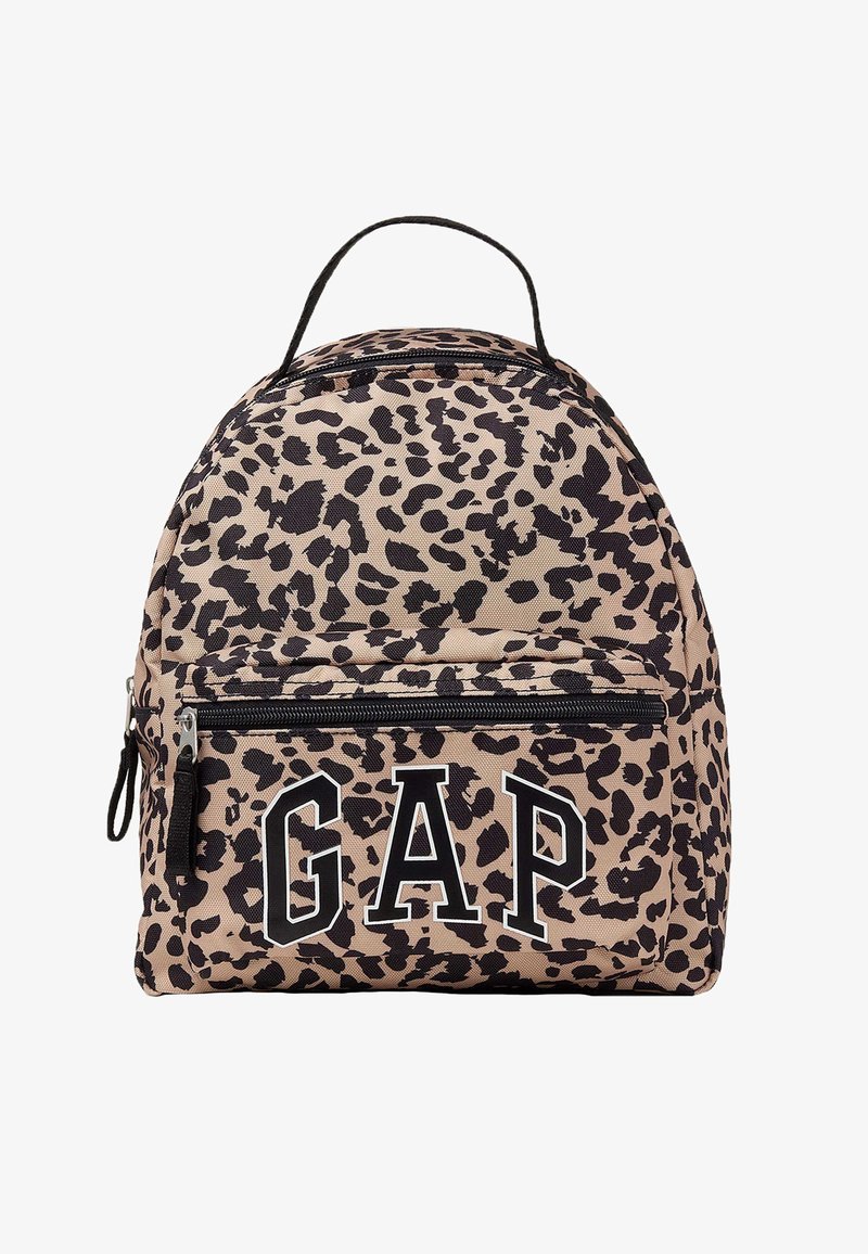 Petit sac à dos avec imprimé léopard beige et noir, fermeture éclair noire, poche avant et poignée, avec de grandes lettres noires GAP sur la poche avant.