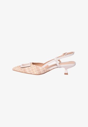 Scarpe slingback con tacco kitten in materiale beige intrecciato, con punta affusolata e un accento di fibbia bianca. Sottile cinturino alla caviglia con regolazione.