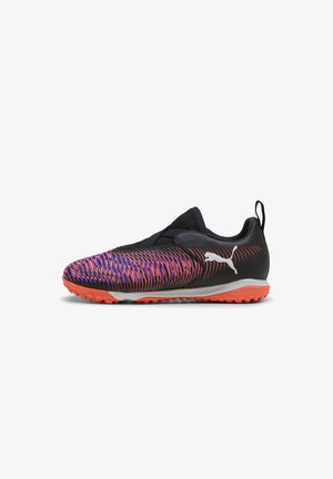 Zapatillas deportivas negras con una parte superior texturizada de patrón morado y naranja, abertura elástica y suela naranja con características de tracción.