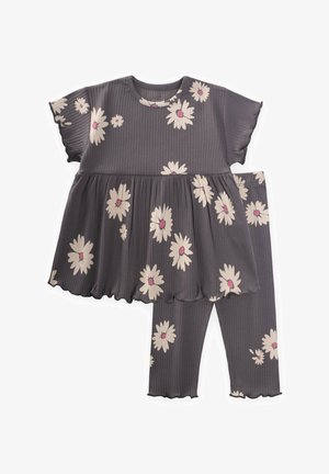 Gray ribbed outfit featuring a short-sleeve top with a flared hem and white daisy patterns, paired with matching leggings.