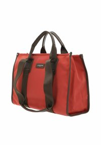 Borsa rossa in nylon con manici marroni scuri. Presenta una forma rettangolare, cinghie sicure e una toppa logo frontale per il branding.