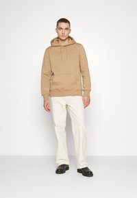 GANT REG SHIELD - Jersey con capucha - warm khaki