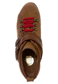 Zapato de cuero marrón con cordones rojos, detalle de hebilla, punta redondeada y cuello acolchado. El interior presenta un logo dorado en una plantilla de marrón oscuro.