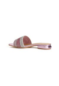 Sandal in rosa con una fascia di perline nei toni argento e rosa, tacco piatto metallico e soletta in pelle liscia.