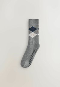 Graue Knöchelsocken mit einem Rautenmuster in Marineblau, Weiß und Orange, mit strukturierten Gummidots auf der Sohle für besseren Halt.