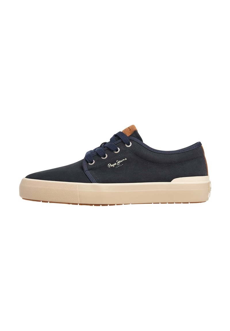 Sneakers in tela blu navy con un accento in pelle marrone, punta rotonda, suola in gomma bianca e lacci blu navy con occhielli in metallo. Logo del brand discreto sul lato.