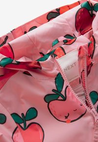 Rosa wasserdichte Jacke mit einem Fruchtmuster aus Erdbeeren und grünen Blättern, Reißverschluss und glatter, glänzender Textur.