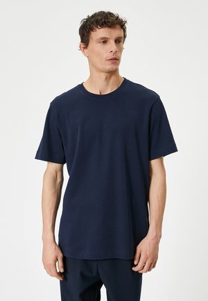 Himmelblaues Baumwoll-T-Shirt mit kurzen Ärmeln, Rundhals und lockerer Passform. Glatte Textur und dezente Nähdetails.