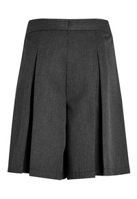 Pantaloni shorts grigi a pieghe con un ampio cinturino, realizzati in un tessuto testurizzato. Il design presenta una vestibilità comoda e un orlo dritto.