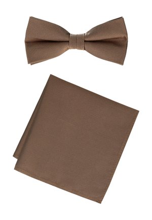 Braune Stofffliege und passendes Einstecktuch, beide aus glattem, strukturiertem Material, auf weißem Hintergrund präsentiert.