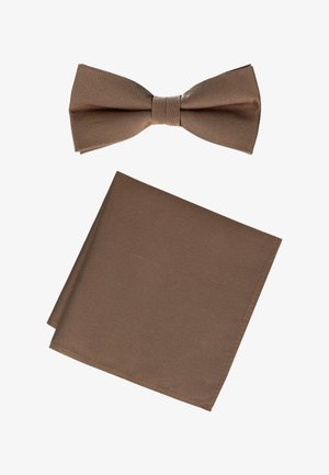 Braune Stofffliege und passendes Einstecktuch, beide aus glattem, strukturiertem Material, auf weißem Hintergrund präsentiert.