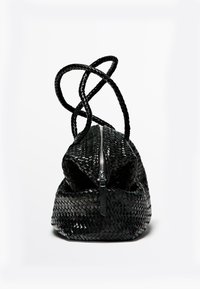 Borsa a mano intrecciata nera con superficie testurizzata, dotata di chiusura a zip e lunghe maniglie intrecciate, modellata per un aspetto morbido.