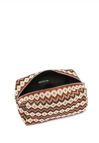 Borsa per il trucco rettangolare in tessuto intrecciato con motivo a zigzag. Caratterizzata da tonalità terrose di marrone, crema e arancione. Chiusura con zip nella parte superiore.