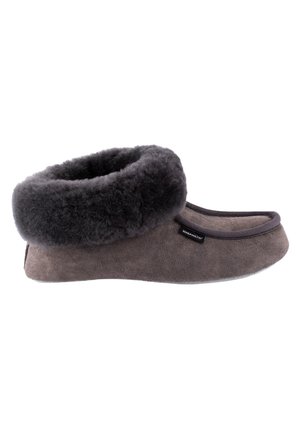 Zachte grijze instap pantoffel met dikke pluche boord en suède buitenkant, met een klein zwart label aan de zijkant.