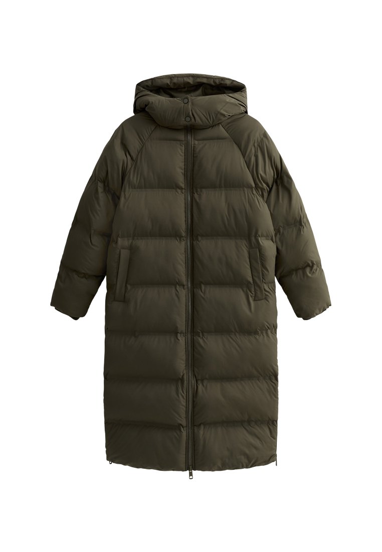Olivgrüne Steppjacke mit Kapuze, ausgestattet mit einem Frontreißverschluss, zwei Seitentaschen und einem kastigen, gesteppten Design zur Isolierung.