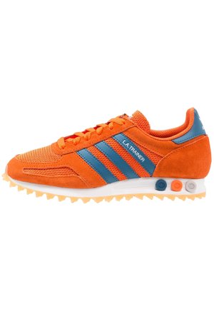 Orange Adidas L.A. Trainer sneaker med blå striber, hvid sål og multifarvede cirkulære accenter på hælsiden.