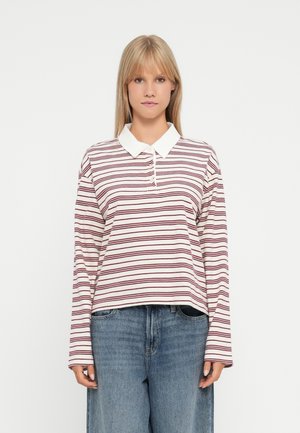 Langermet polo skjorte i off-white med burgunder horisontale striper, med klassisk krage og avslappet passform. Materialet ser ut til å være mykt.