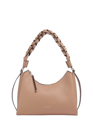 Borsa in pelle color cuoio con manico superiore intrecciato e una tracolla laterale. Presenta una texture liscia e un logo argentato sul davanti.