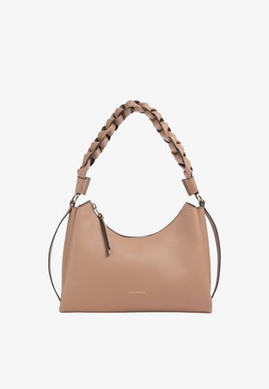 Torebka skórzana w odcieniu tan z plecioną rączką u góry i bocznym paskiem. Charakteryzuje się gładką fakturą oraz srebrnym logo z przodu.