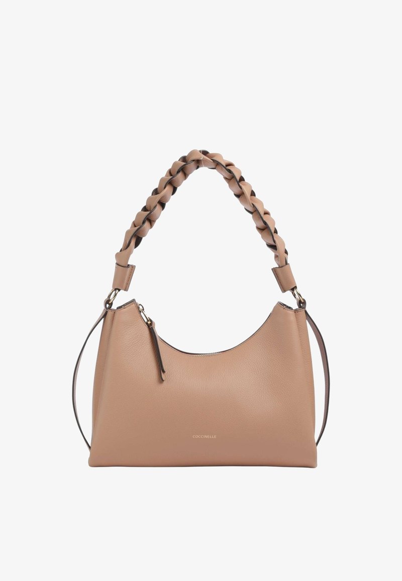 Borsa in pelle color cuoio con manico superiore intrecciato e una tracolla laterale. Presenta una texture liscia e un logo argentato sul davanti.