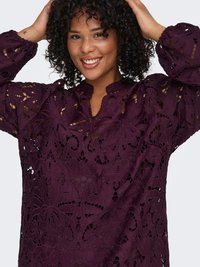 Mörklila blus med invecklad blommig spetsdesign, långärmad och med hög halsringning. Texturerat tyg med ett lager på lager-utseende.