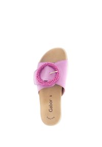 Rosa mocka slide-sandal med en stor cirkulär dekorativ spänne och vadderad innersula med "Gabor"-branding på fotbeden.