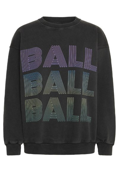 Svart hettegenser med flerfarget "BALL"-tekst i gradient, ribbestrikket rund hals og mansjetter, laget av myk bomullsstoff.