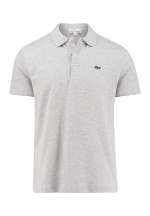 Polo gris à manches courtes, en coton texturé. Il présente un col classique et un petit logo crocodile vert sur la poitrine gauche.
