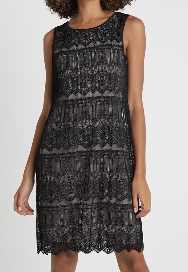 Robe sans manches en dentelle noire présentant des motifs complexes, un ourlet festonné et une silhouette ajustée, mettant en valeur une superposition texturée.