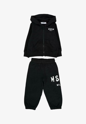 Zwarte peuter hoodie en joggingset met voorzakken en een witte "MSGM Milano" logo op de borst en op het been.