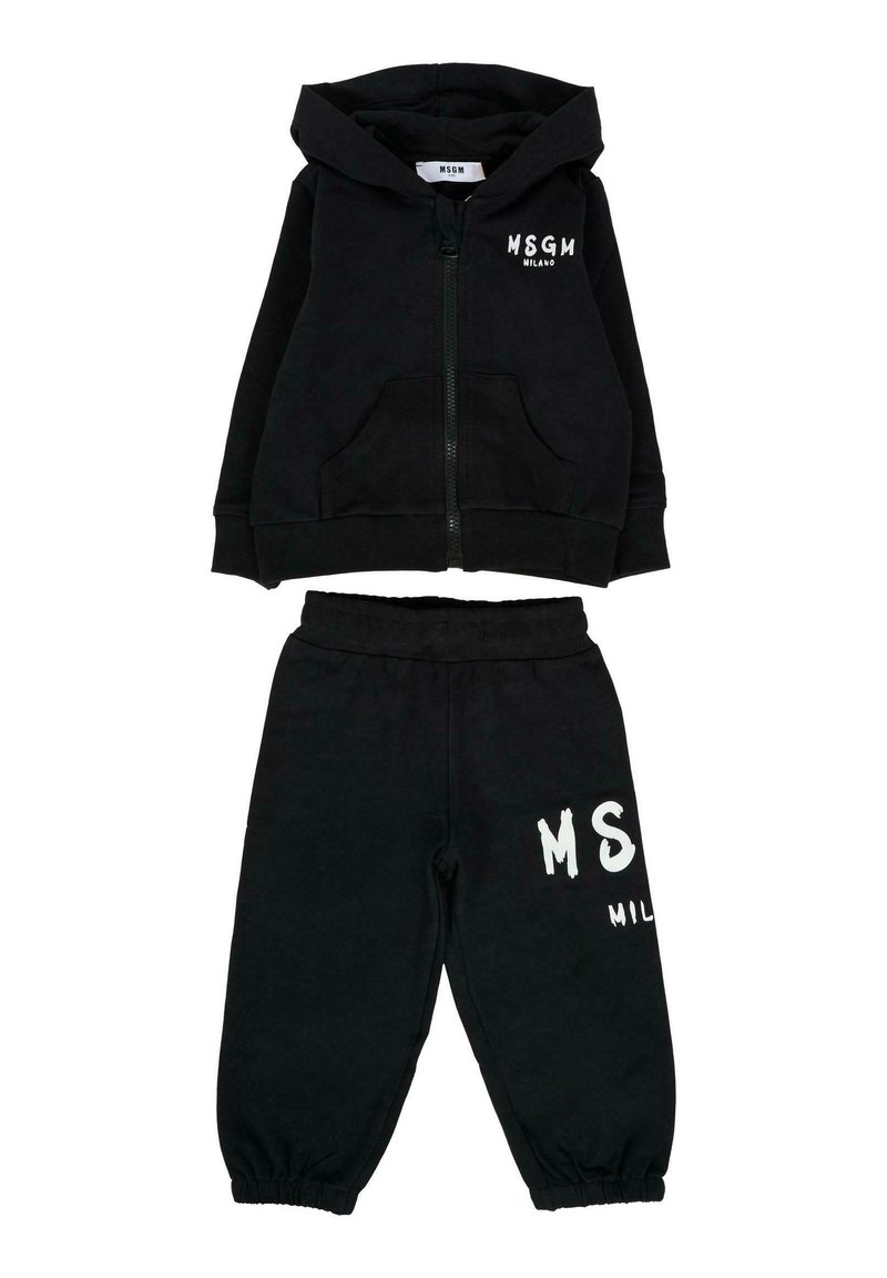 Czarny zestaw dziecięcy z bluzą z kapturem i spodniami dresowymi, z przednimi kieszeniami oraz białym logo "MSGM Milano" na klatce piersiowej i nogawce.