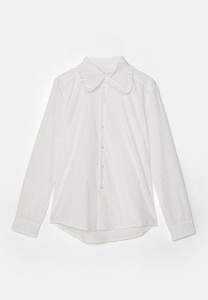 Camisa blanca de manga larga con cuello fruncido, cierre frontal de botones y dobladillo curvado. Textura suave y sin patrones visibles.