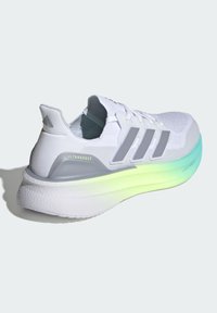 Biały but sportowy z teksturowaną dzianinową cholewką, szarymi akcentami oraz gradientową podeszwą przechodzącą od mięty do bieli. Widoczne oznaczenie "ULTRABOOST".