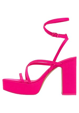 Różowe sandały na platformie z grubym słupkowym obcasem, z cienkimi skrzyżowanymi paskami i paskiem wokół kostki dla pewnego dopasowania. Gładka, błyszcząca powierzchnia.