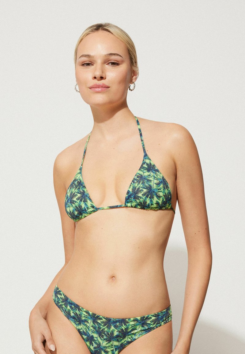 Bikiny set s vzorem zelených a modrých palmových listů, vyrobený z hladké tkaniny. Obsahuje trojúhelníkový top a kalhotky s nízkým pasem.
