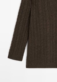 Bruin gebreid sweater met ribbelstructuur en kabelpatroon, met lange mouwen en een ronde halslijn. Zacht materiaal van wolmix.