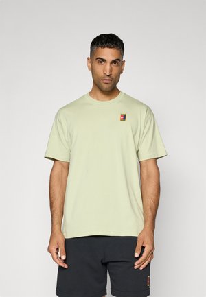 NIKECOURT TEE - Navadna majica - olive aura