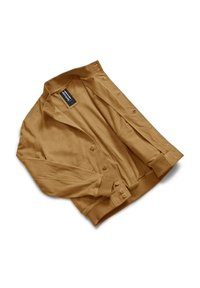 Giacca scamosciata beige con colletto alla mandarino, chiusura con bottoni e due tasche frontali. Texture morbida e polsini a coste.