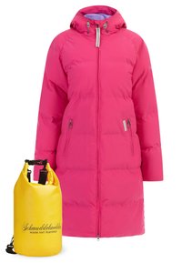 Helles pinker Pufferjacke mit Kapuze, mit Reißverschlusstaschen und glänzender Textur. Daneben eine gelbe wasserdichte Tasche mit verstellbarem Tragegurt.