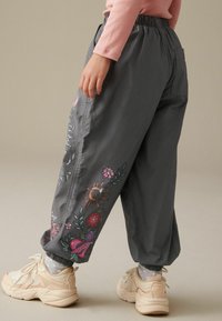 Next PARACHUTE - REGULAR FIT - Cargo hlače - charcoal grey printed