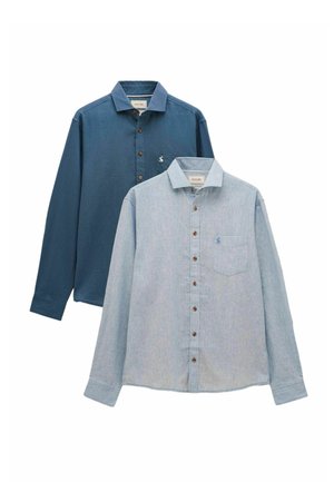 Zwei langärmlige Hemden mit Knopfleiste, eines dunkelblau und eines hellblau, jeweils mit Brusttasche und kleinem gesticktem Logo.