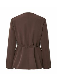 Bruine op maat gemaakte blazer met een getailleerde taille, gestructureerde schouders en lange mouwen. Glad stof met een strak ontwerp aan de achterkant en geplooide details.