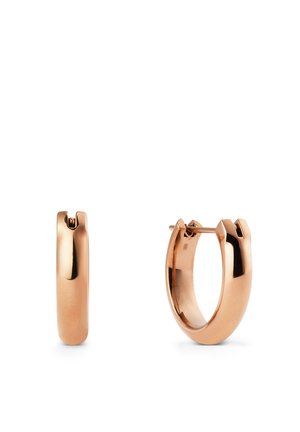 Par af polerede ovale øreringe i rosaguld, den ene vist forfra og den anden vinklet for at vise lås og tykkelse.