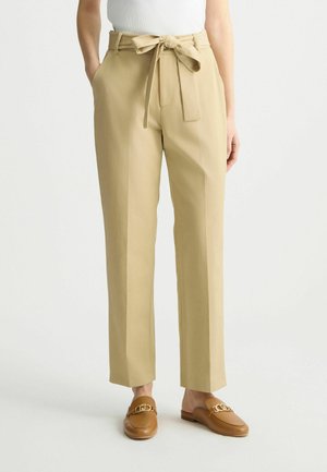 Beige Hochbundhosen mit einem gebundenen Gürtel, seitlichen Taschen und geraden Beinen; aus einem glatten, strukturierten Stoff gefertigt.