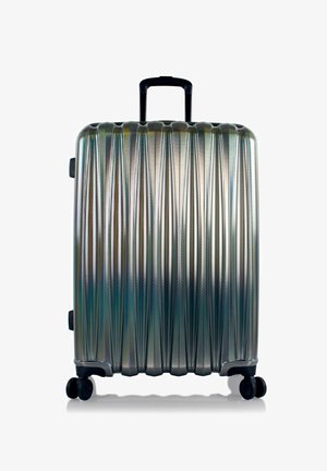 Maleta rígida con un diseño estriado en tonos metálicos azul-verde. Cuenta con un mango telescópico y cuatro ruedas negras para facilitar la movilidad.