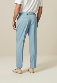 Next RELAXED FIT MOTIONFLEX - Anzughose - light blue